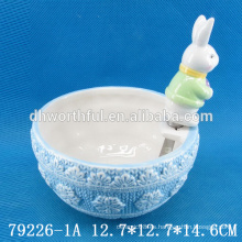 Bol de cerámica de regalo de Pascua y cuchillo con figurita de conejo